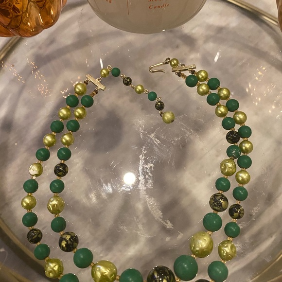 Vintage necklace with green balls. - Picture 8 of 8